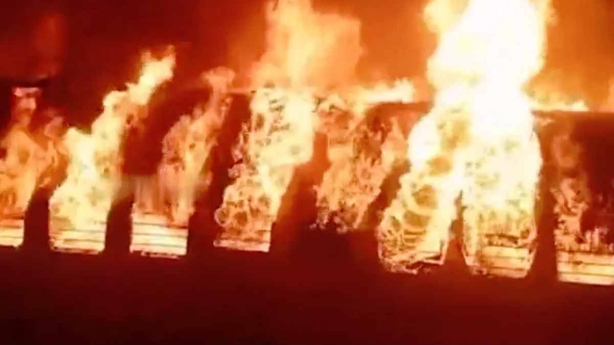 ট্রেনে ভয়াবহ আগুনে নিহত অন্তত ১০